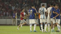 Pria yang mengenakan jersey belang Indonesia-Argentina ini langsung menghampiri para pemain Argentina.