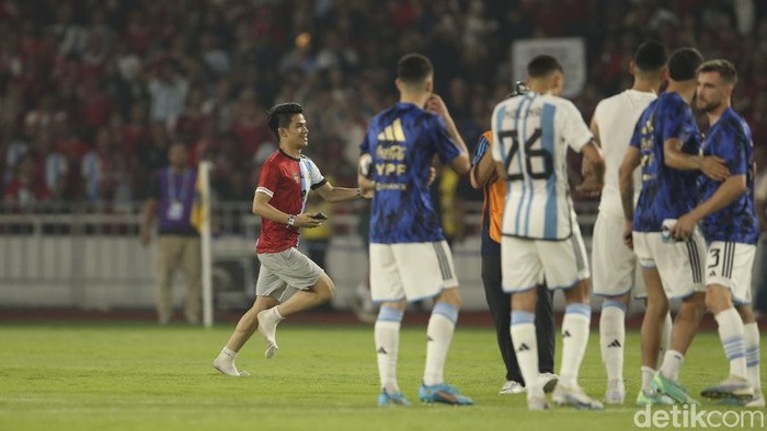Duh, Suporter Fanatik Nekat Masuk Lapangan di Laga Indonesia Vs Argentina Ada momen mengejutkan di laga Indonesia Vs Argentina, seorang pria nekat lari masuk ke lapangan menghampiri pemain Argentina.