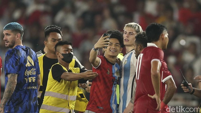 Ada momen mengejutkan di laga Indonesia Vs Argentina, seorang pria nekat lari masuk ke lapangan menghampiri pemain Argentina.