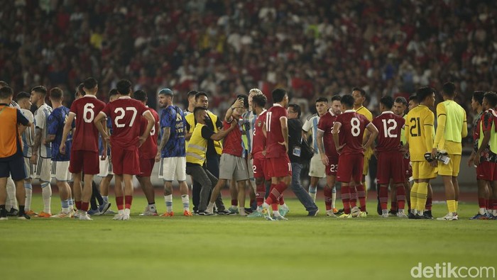 Duh, Suporter Fanatik Nekat Masuk Lapangan di Laga Indonesia Vs Argentina Ada momen mengejutkan di laga Indonesia Vs Argentina, seorang pria nekat lari masuk ke lapangan menghampiri pemain Argentina.