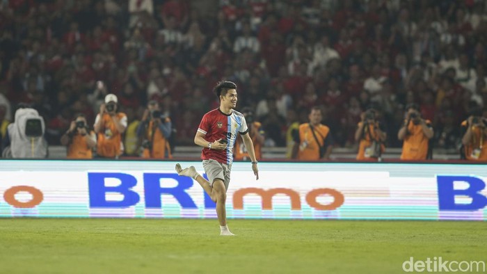 Duh, Suporter Fanatik Nekat Masuk Lapangan di Laga Indonesia Vs Argentina Ada momen mengejutkan di laga Indonesia Vs Argentina, seorang pria nekat lari masuk ke lapangan menghampiri pemain Argentina.