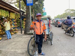 Semangat Enan Jadi Juru Parkir Meski Punya Satu Kaki