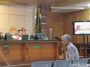 Hakim Agung Takdir Rahmadi Bantah Kesaksian 2 PNS MA Hakim Agung Takdir Rahmadi Bantah Kesaksian 2 PNS MA