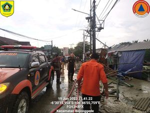 Cuaca Buruk Bogor: Masjid Tersambar Petir, Belasan Rumah Rusak