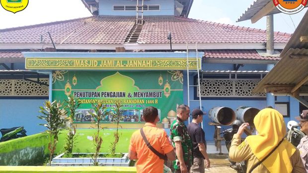 Hujan deras dan angin kencang bikin bangunan rusak, satu masjid tersambar petir. 19 Juni 2023. (BPBD Kab Bogor)