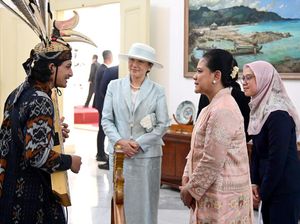 Iriana Ajak Permaisuri Jepang Lihat Pameran Batik Jawa Hokokai Iriana Ajak Permaisuri Jepang Lihat Pameran Batik Jawa Hokokai