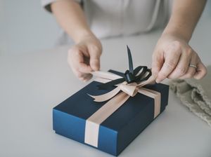 17+ Rekomendasi Kado untuk Guru: Hadiah Simpel, Elegan, hingga Kreatif