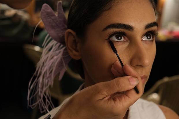 Ilustrasi aplikasi maskara di bulu mata bawah/Foto: pexels.com