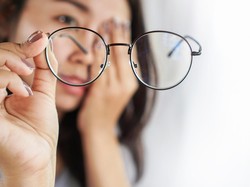 Penglihatan Memburam hingga Bola Mata Bergerak Sendiri, gegara Apa Ya Dok?