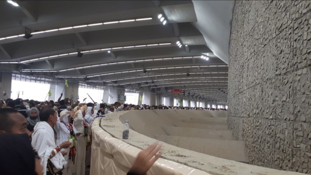 ilustrasi melontar jumrah/foto:detik ilustrasi melontar jumrah.