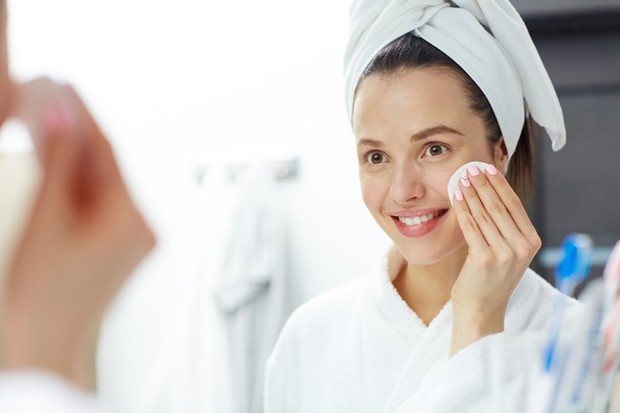 Ilustrasi membersihkan sisa makeup di wajah/Foto: freepik.com