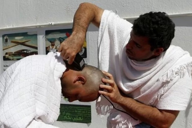 Ilustrasi mencukur rambut/foto:hajinews Ilustrasi mencukur rambut.