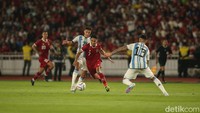 Kendati kalah kualitas, duel Indonesia vs Argentina memang di luar prediksi banyak orang. Asnawi Mangkualam dan kawan-kawan mampu meredam serangan bertubi-tubi yang dilancarkan La Albiceleste. (Rifkianto Nugroho/detikcom)