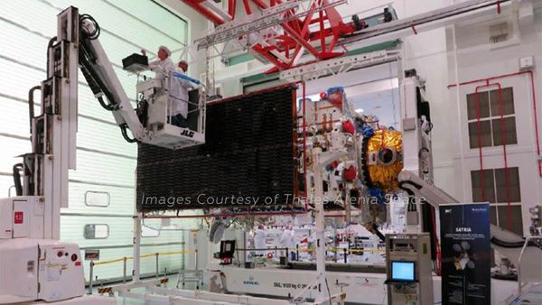 Intip Perakitan Satria-1 yang Berhasil Diluncurkan Pakai Roket SpaceX