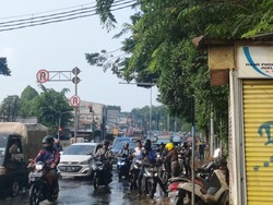Jalan Hek Kramat Jati Tergenang, Lalin Macet
