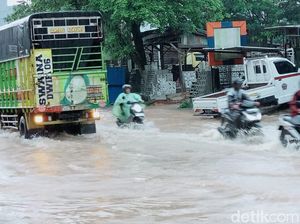 Diguyur Hujan, Jalanan Kota Jambi-Pangkalpinang Terendam Banjir