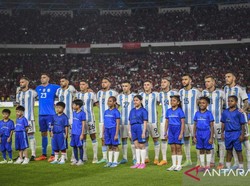 Kejutan Jan Ethes Jadi Escort Kiper Argentina Emi Martinez