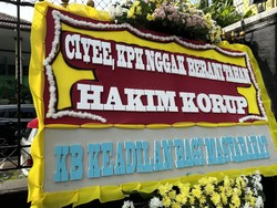 Jelang Praperadilan Sekretaris MA, Muncul Karangan Bunga Sindir KPK