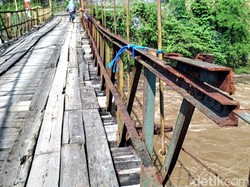Kondisi Memprihatinkan Jembatan Lalay di Sukabumi