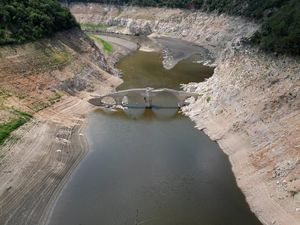 Jembatan Purba Muncul dari Waduk yang Mengering di Spanyol