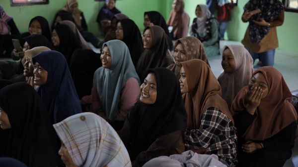 Kala Komunitas Motor Berbagi Keceriaan dengan Sesama