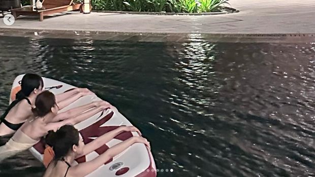 Karina & Ningning aespa Pakai Baju Renang Jelang Konser di Jakarta