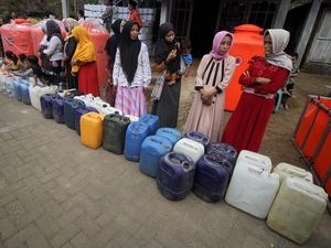 Kekeringan, Warga Mojokerto Antre Air Bersih