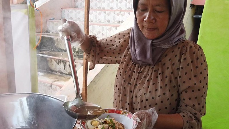 Keluarga Aimar Bocah Berkelamin Ganda Buka Warung Soto Berkat Sahabat Baik
