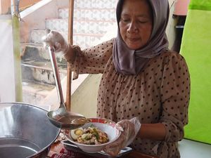 Keluarga Aimar Bocah Berkelamin Ganda Buka Warung Soto Berkat Sahabat Baik