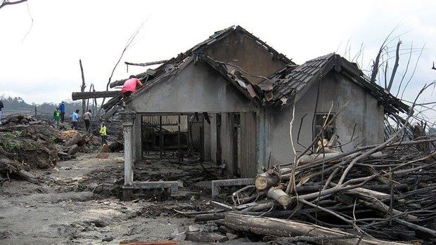 Kerusakan akibat letusan gunung merapi/foto:wikipedia Kerusakan akibat letusan gunung merapi.