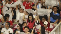 Meski akhirnya tahu bahwa sang idola absen di laga ini, mereka tetap berharap keajaiban terjadi.