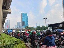 Warga Pasrah Jalan Gatot Subroto Macet Tiap Hari, Ingin Kembali WFH