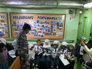 KRI Teluk Weda Jadi Perpustakaan Terapung, Dorong Minat Baca Anak Papua KRI Teluk Weda Jadi Perpustakaan Terapung, Dorong Minat Baca Anak Papua