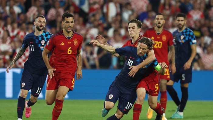 Soccer Football - UEFA Nations League Final - Croatia v Spain - Feyenoord Stadium, Rotterdam, Netherlands - June 18, 2023 Spains Mikel Merino and Gavi in action with Croatias Luka Modric and Marcelo Brozovic REUTERS/Yves Herman
