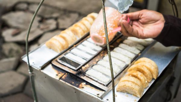 Gurih Lembut! 20 Kue Pancong Original Rp 5 Ribuan Ada di Sini