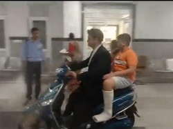 Kursi Roda Habis, Pria Ini Nekat Angkut Anak ke Lantai 3 RS Pakai Motor Listrik