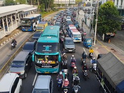 Lalin di Daan Mogot Macet Pagi Ini, Kendaraan Terobos Jalur TransJakarta