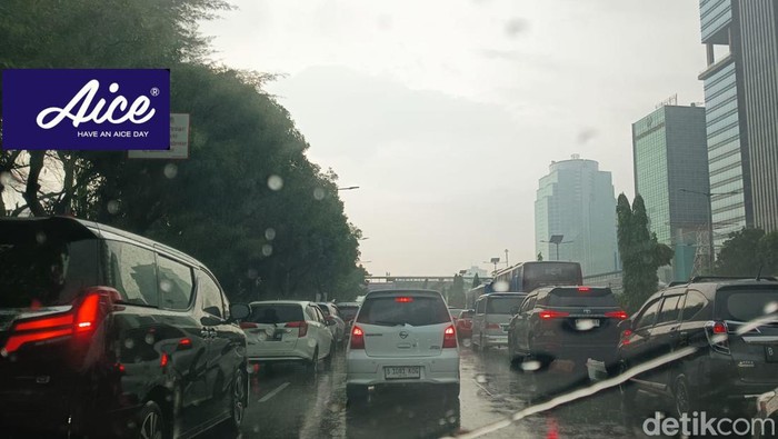 Lalu Lintas menuju SUGBK, Senin (19/6/2023) siang WIB.