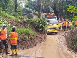 Tebing Longsor, Akses Cianjur Selatan Lumpuh Sementara