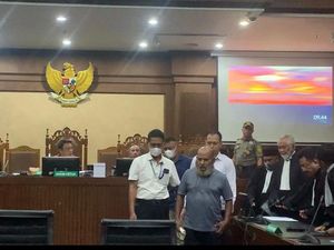 Tak Pakai Alas Kaki, Lukas Enembe Hadiri Sidang Dakwaan Kasus Suap