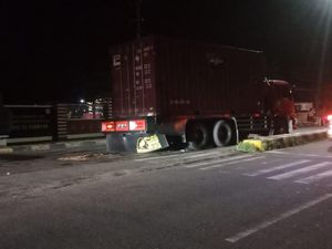 Pemotor di Luwu Tewas gegara Tabrak Truk Parkir di Badan Jalan