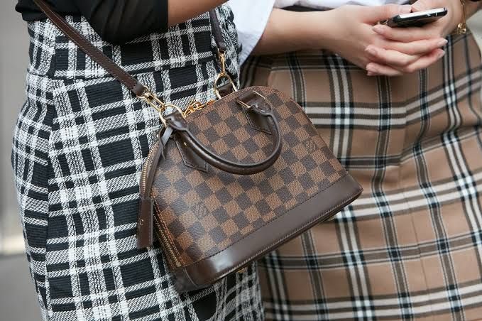 Exploring the Timeless Charm of the Burberry Banner Bag – LuxUness