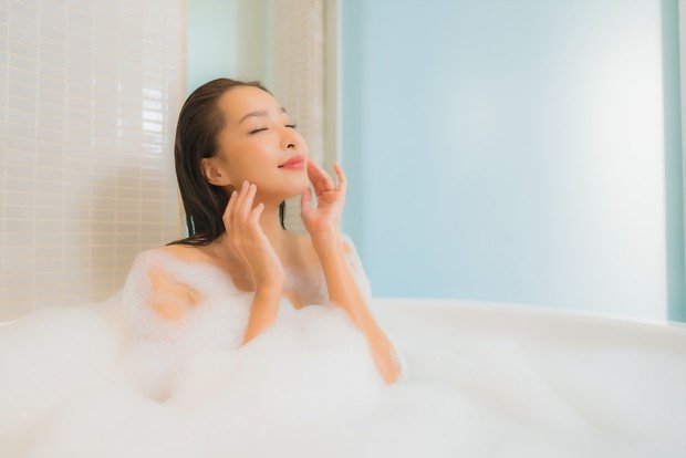 Mandi setelah terkena sinar matahari / Foto: freepik.com/lifeforstock