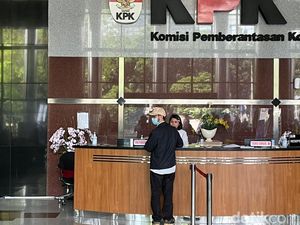 Eks Kepala Bea Cukai Makassar Andhi Pramono Tersangka TPPU Datangi KPK