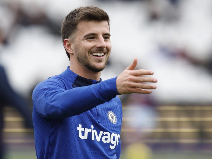 Chelsea's Mason Mount warms up prior to the English Premier League soccer match between West Ham United and Chelsea in London, Saturday, Feb. 11, 2023. (AP Photo/David Cliff)