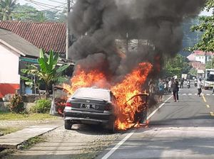 Asap Mengepul dari Mobil yang Mendadak Terbakar di Pangandaran