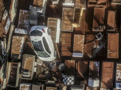 Mobil-mobil Nyungsep di Pemakaman Brasil Gegara Terseret Badai