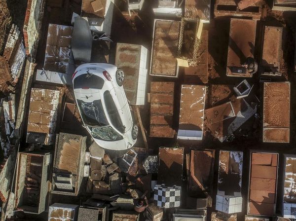 Mobil-mobil Nyungsep di Pemakaman Brasil Gegara Terseret Badai