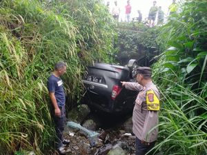 Mobil Terjun ke Parit Sedalam 5 Meter di Bogor, Sopir Selamat Berkat Airbag