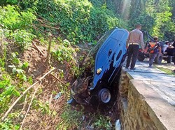 Mobil Bawa Turis India Masuk Parit Sedalam 3 Meter, Nyaris Nabrak Truk